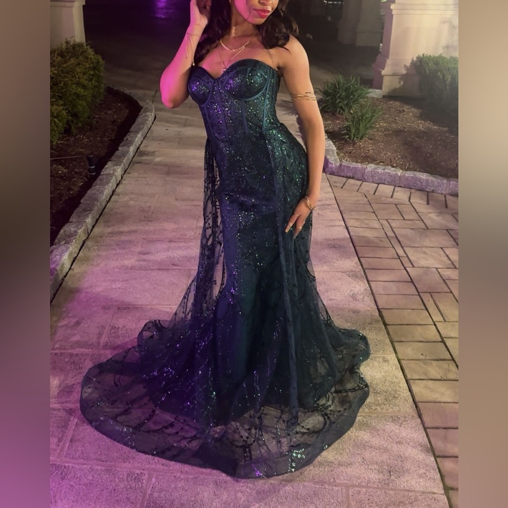 Elegant EMERALD GREEN Strapless Gown